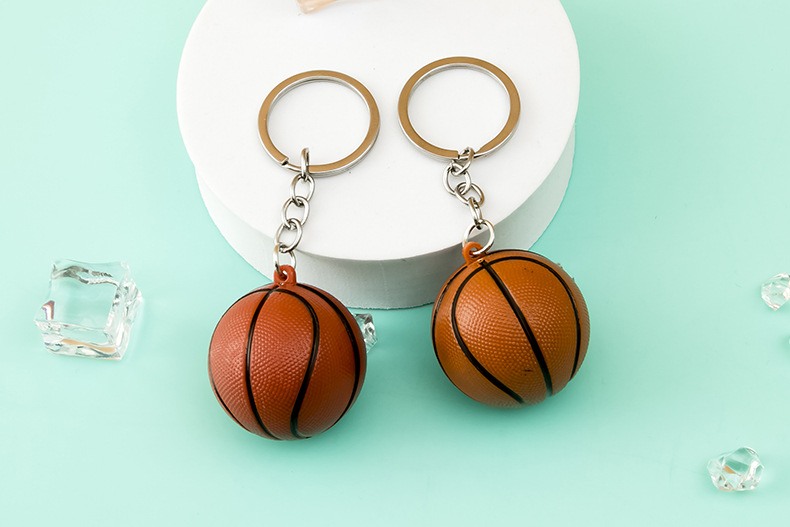 创意足球钥匙扣仿真迷你篮球挂件PVC软胶纪念品挂饰活动礼品批发详情2