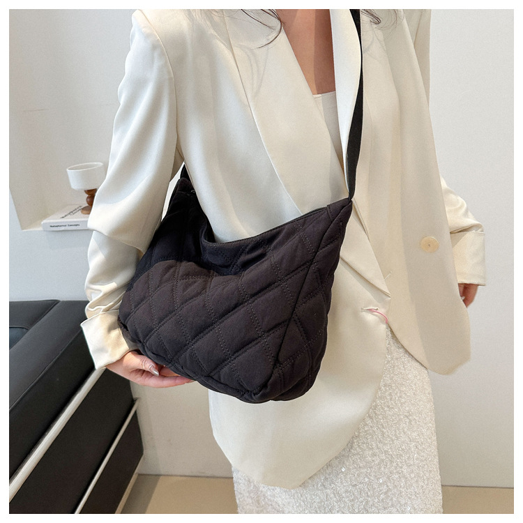 菱格绣线潮小众饺子包女2020新款仙女百搭腋下包时尚纯色单肩小包详情13