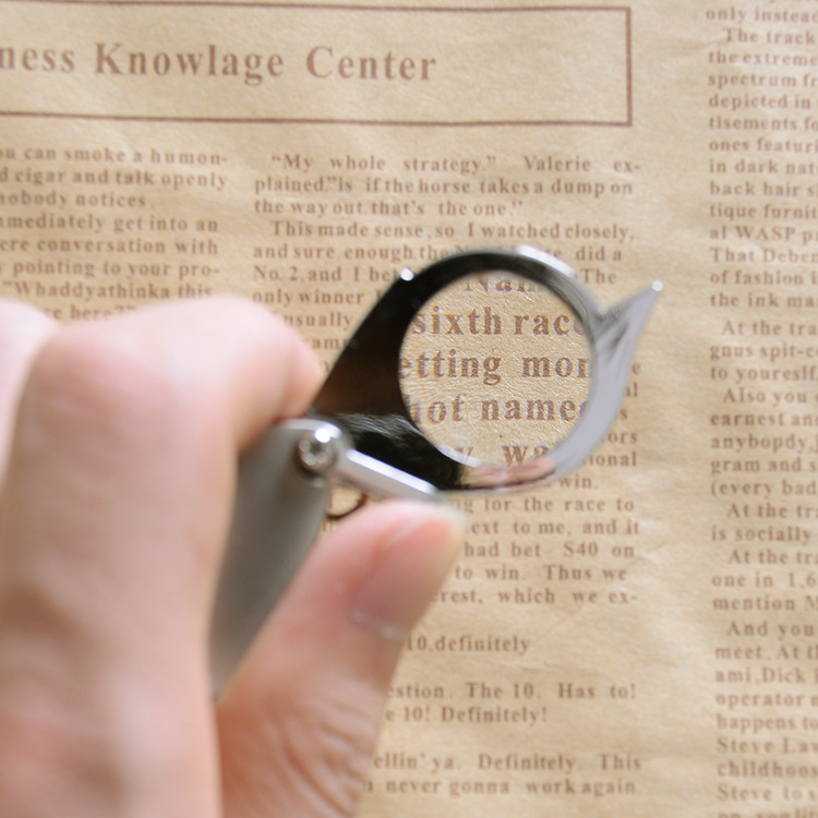 A 30mm diameter metal zinc alloy keychain can hold a portable magnifying glass with a 5x glass lens pic 2