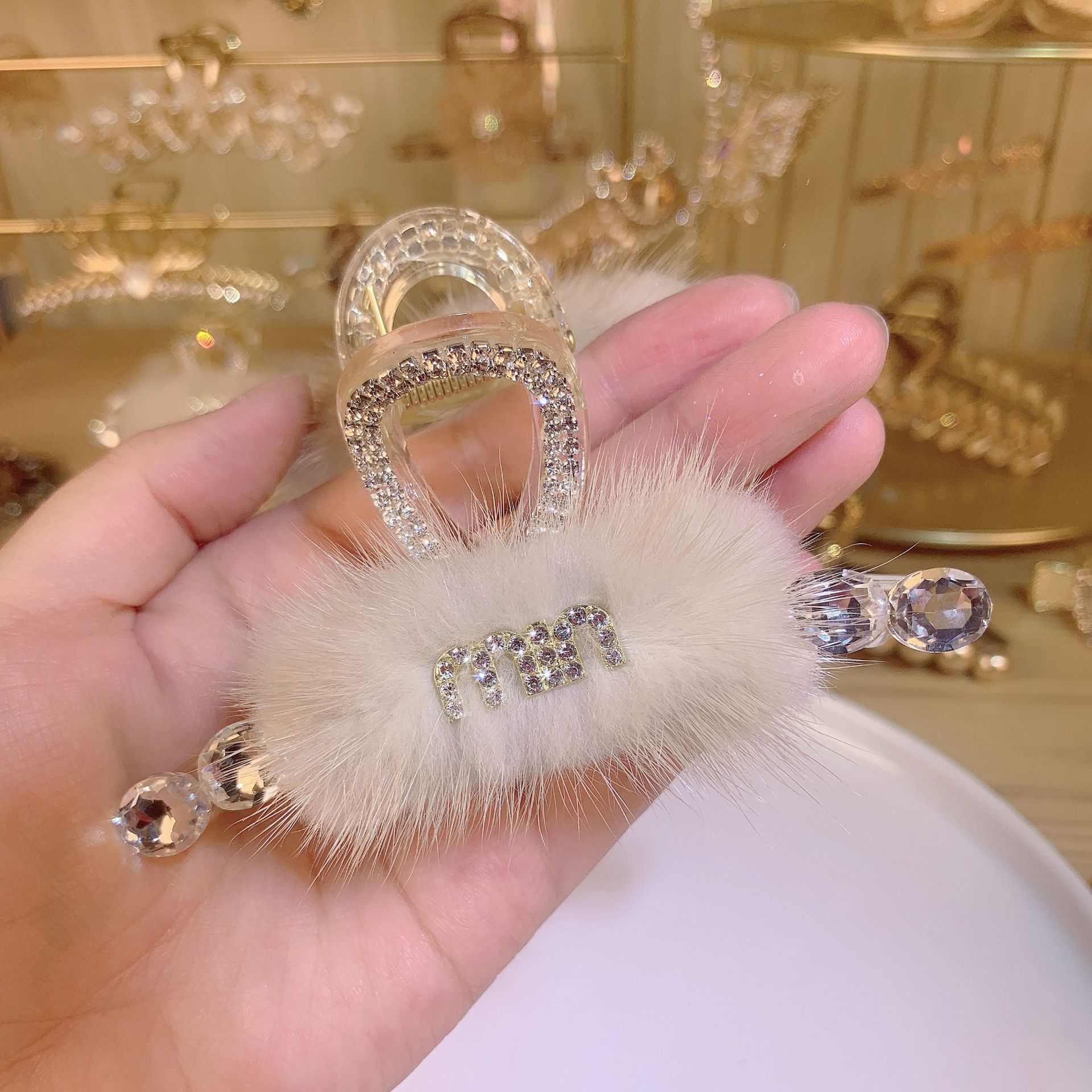 轻奢优雅水貂毛字母水钻抓夹秋冬新款网红毛绒发夹毛茸茸鲨鱼夹女详情2
