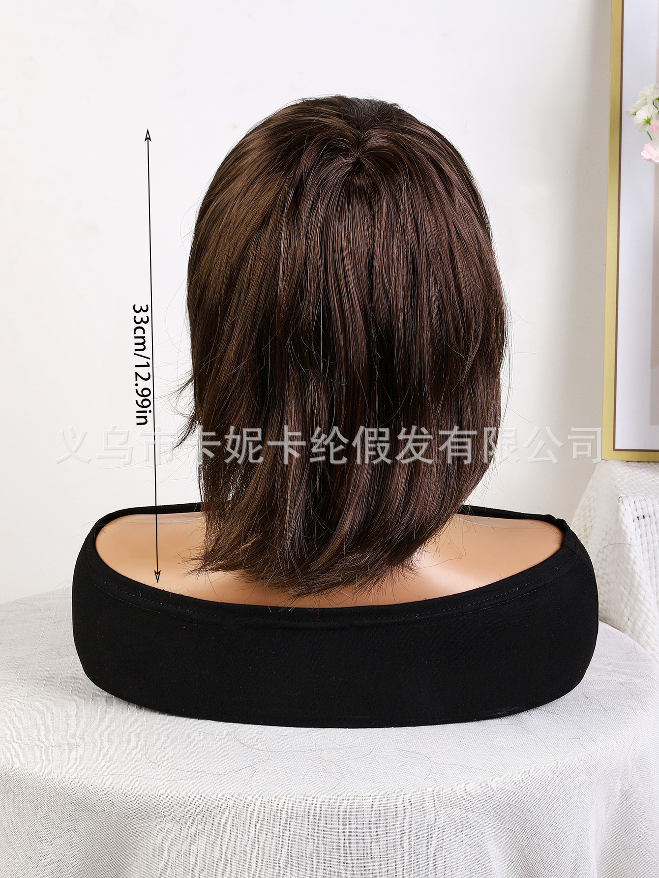 Девушка-студент в парике имеет тёмно-коричневую бобо-волоконную парик women hair wig на внешней стороне руки pic 8