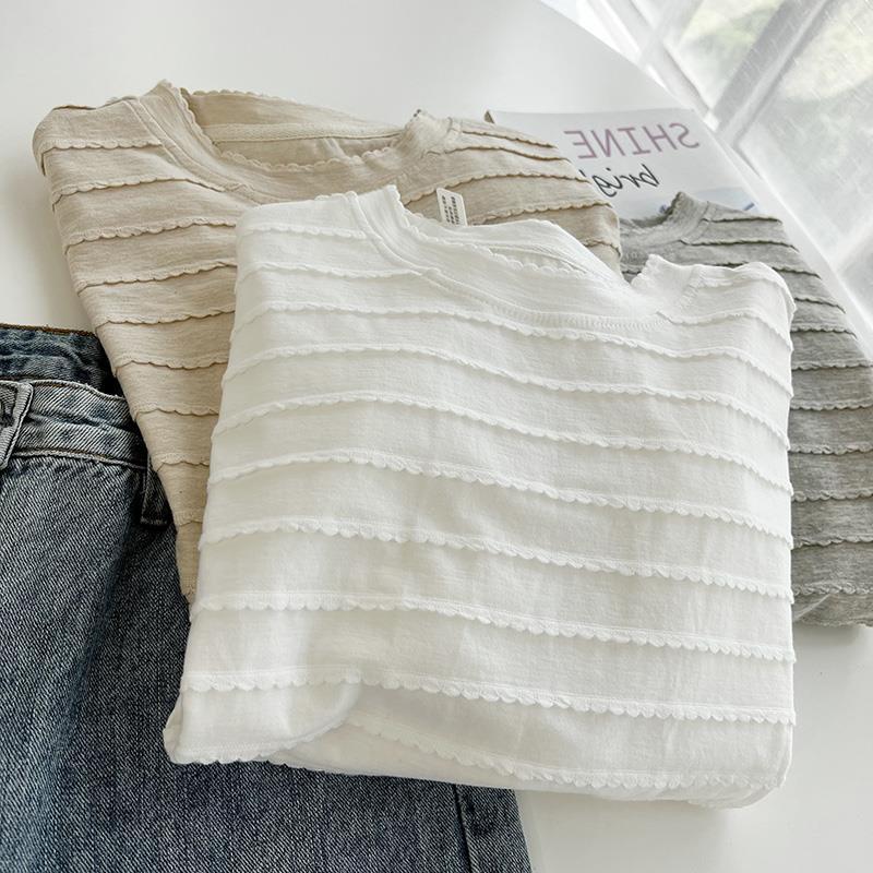 A chic and unique lace design round-neck short-sleeved T-shirt for women in the summer of 2025, featuring a simple, loose and versatile casual top trend pic 2