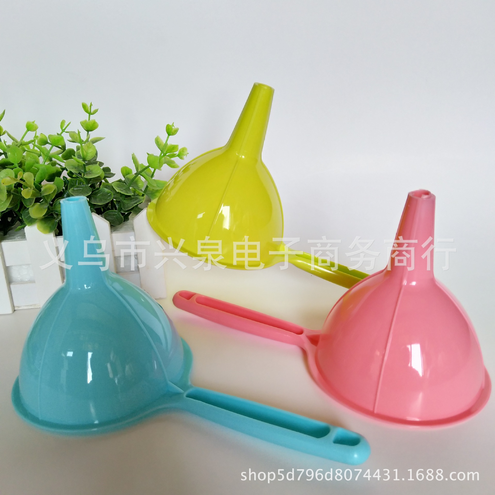 Long-handled funnels, handled funnels, colorful small funnels, fashionable household items, one-yuan special batch pic 9