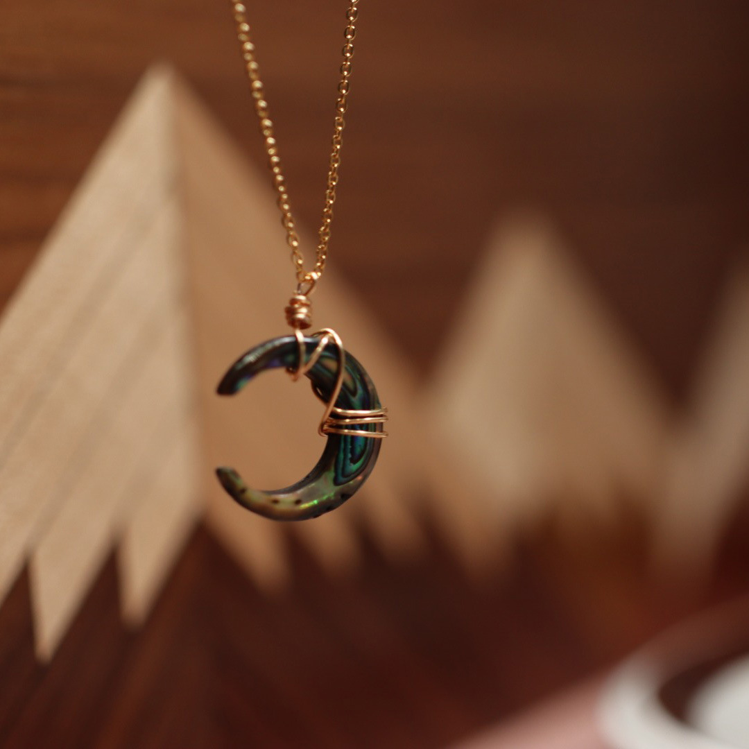 A hand-woven disc shell necklace, moon pendant and retro pendant necklace with the same style as Canglan Jue Gu LAN as a small gift pic 6