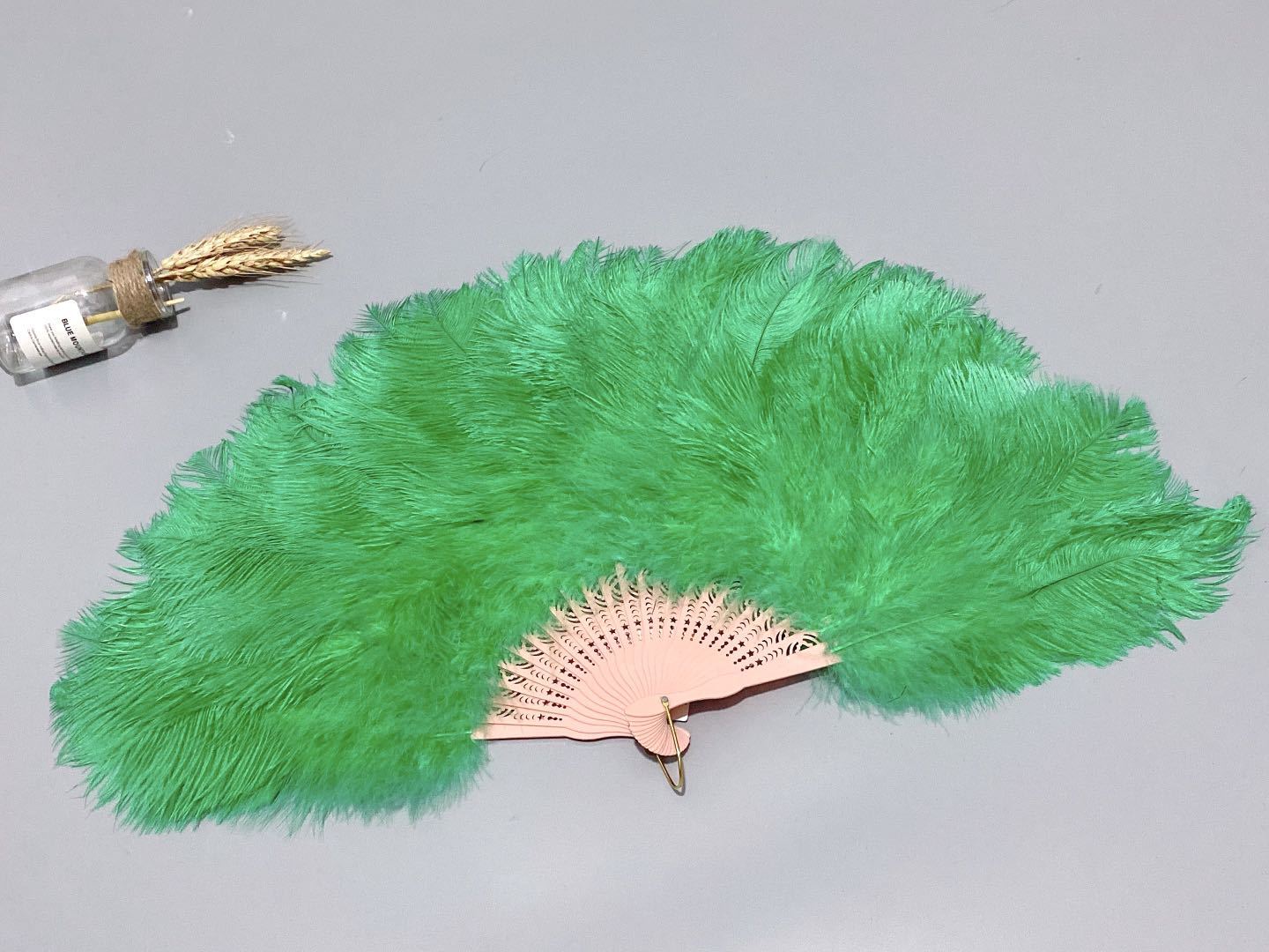 The feather fan is a special prop for the dance performance of the ostrich-colored feather fan used by the palace film crew pic 31