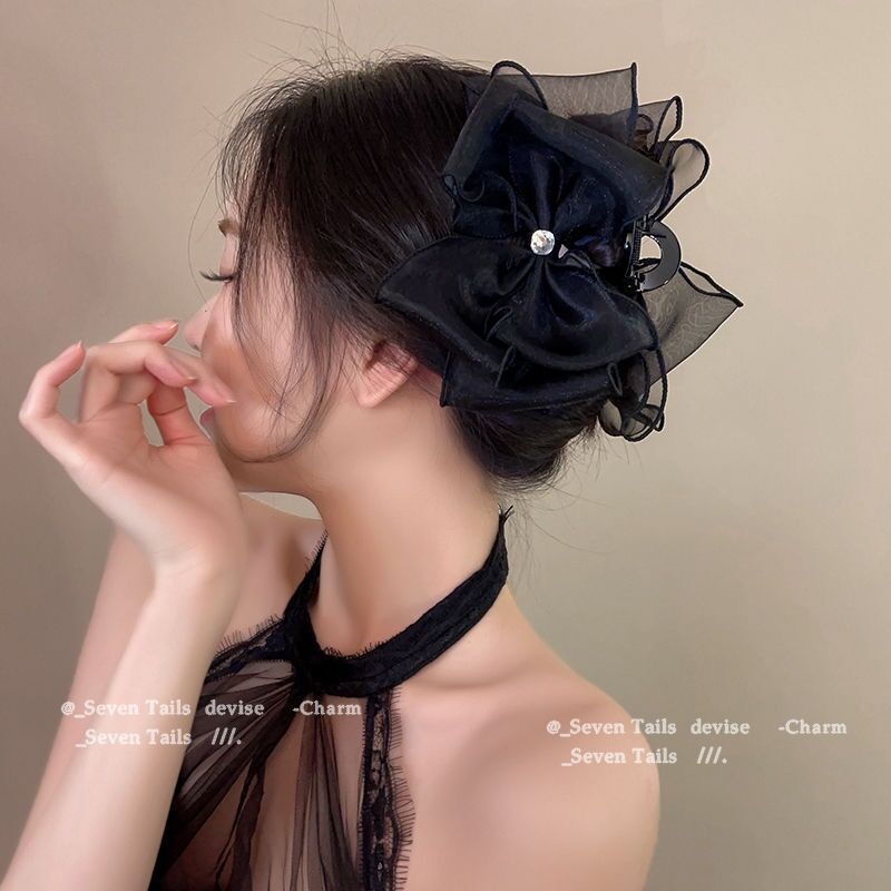 The princess on the run wears a black double-sided large bow hairpin, a shark clip, and a high-end hairpin at the back of her head pic 8