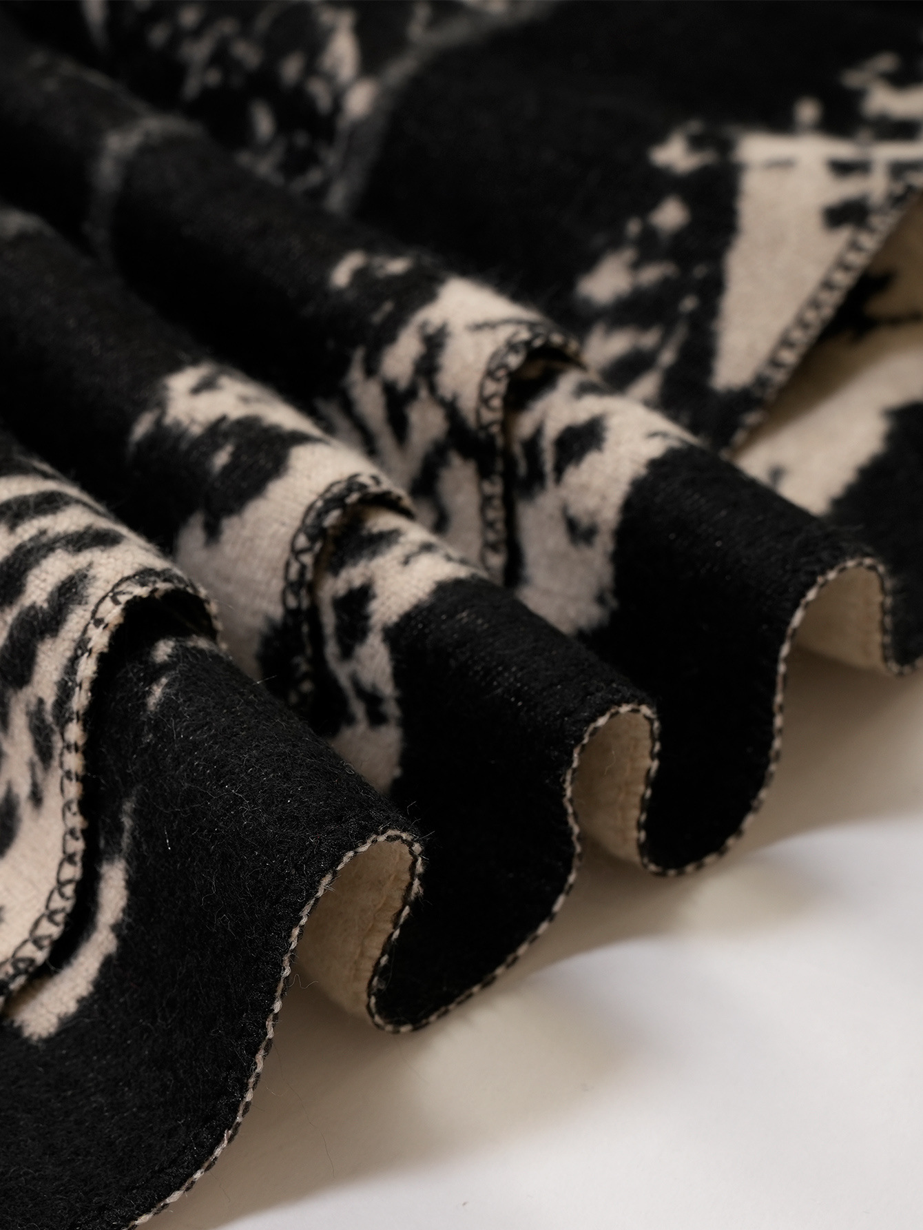 厂家直销文艺复古风仿羊绒蛇纹女围巾秋冬外搭防寒加厚高质量披肩详情5