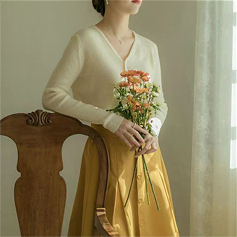 The new 2022 cardigan for women, Korean autumn style, pearl buckle V-neck knitted sweater, gentle style, versatile short sweater coat pic 12