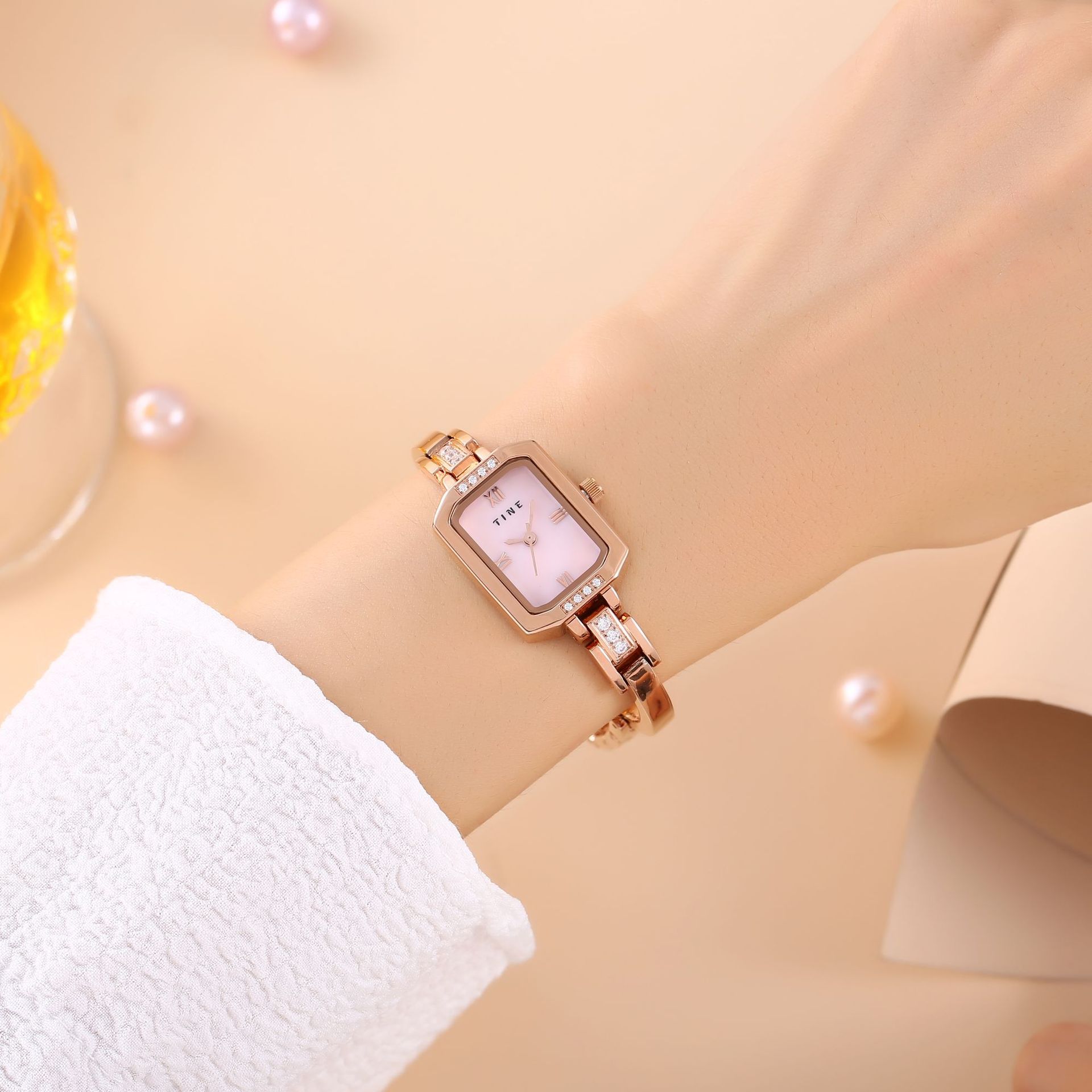 High-end quartz watches for women, cross-border wholesale, waterproof, fashionable and niche square bracelet watches for women pic 17