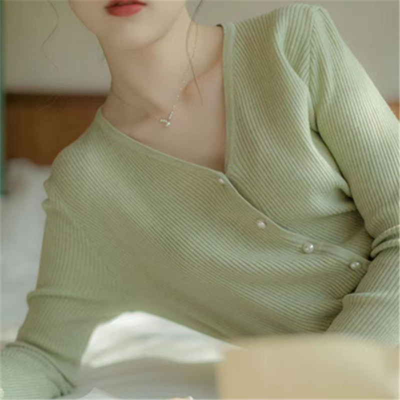 The new 2022 cardigan for women, Korean autumn style, pearl buckle V-neck knitted sweater, gentle style, versatile short sweater coat pic 7