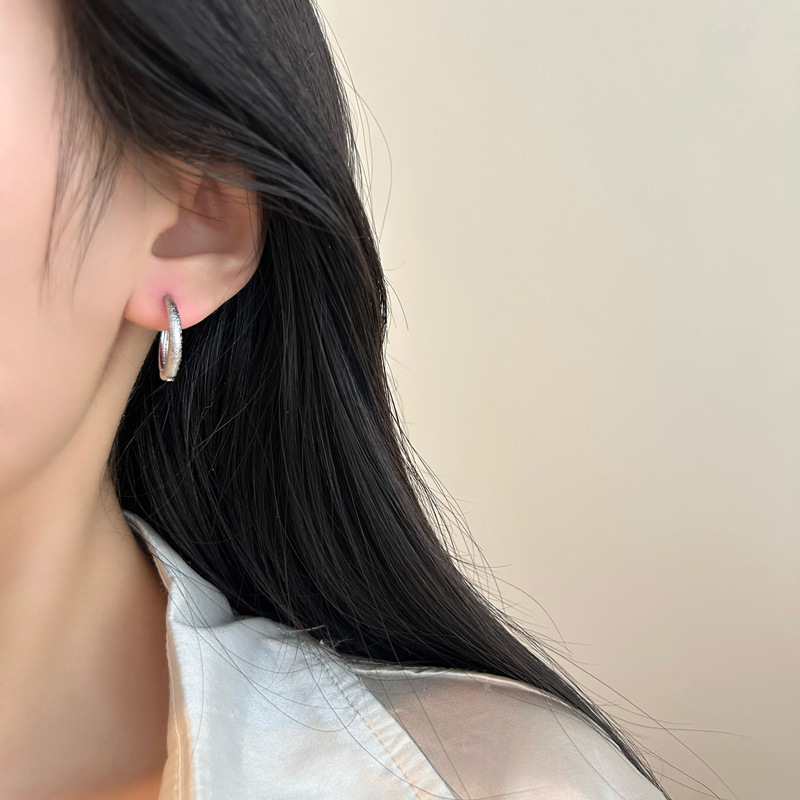 Gold and silver simple matte ear loops and ear buckles, 2025 new style exaggerated earrings, niche and unique, round face slimming earrings for women pic 14