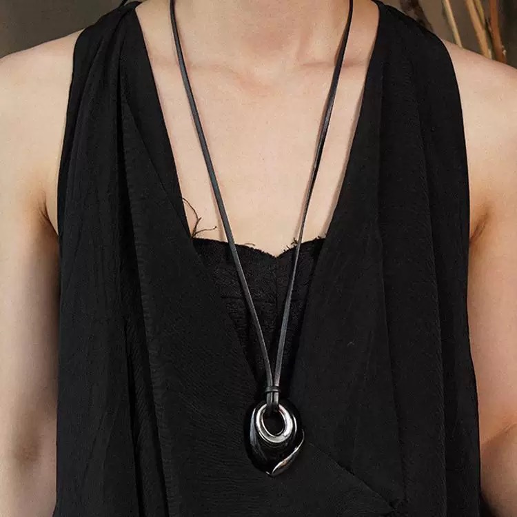Black geometric pendant leather rope long necklace, a niche design for women, exudes a sense of high-end and light luxury. 2024 new sweater chain trend pic 9