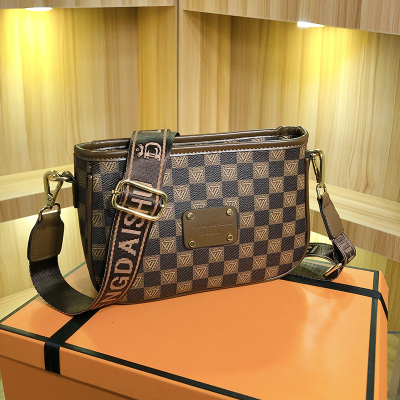 时尚宽肩带女包2023新款百搭字母印花潮流腋下包高级感气质单肩包详情11