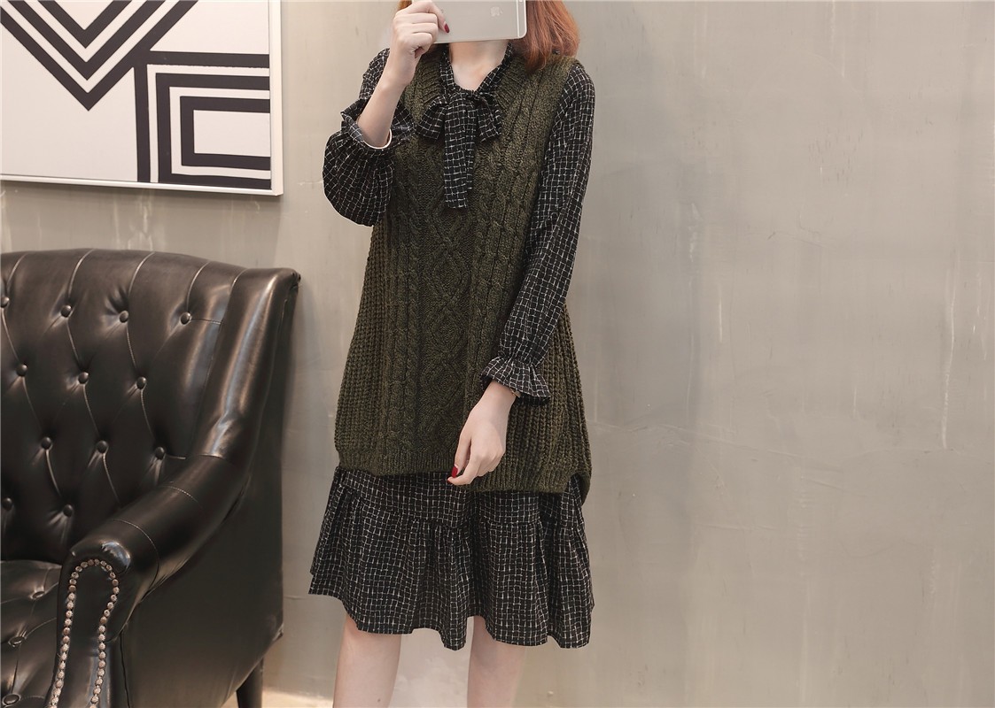 A new and stylish spring outfit for plus-size women, featuring a loose sweater, tank top and skirt that accentuates your figure pic 22