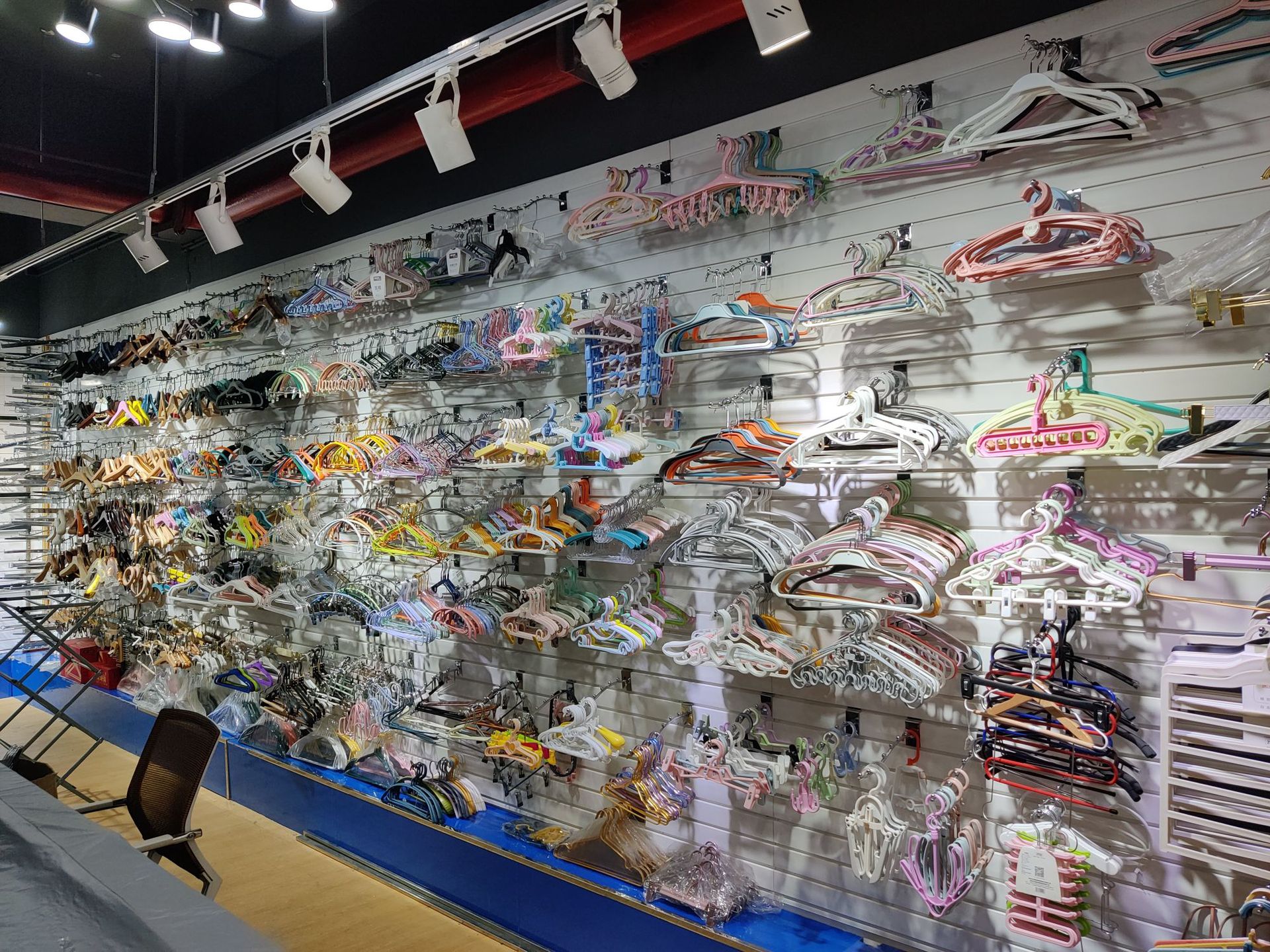 亿标现货塑料防滑植绒衣架家居宿舍服装店无痕衣架衣撑子晾晒衣架详情1