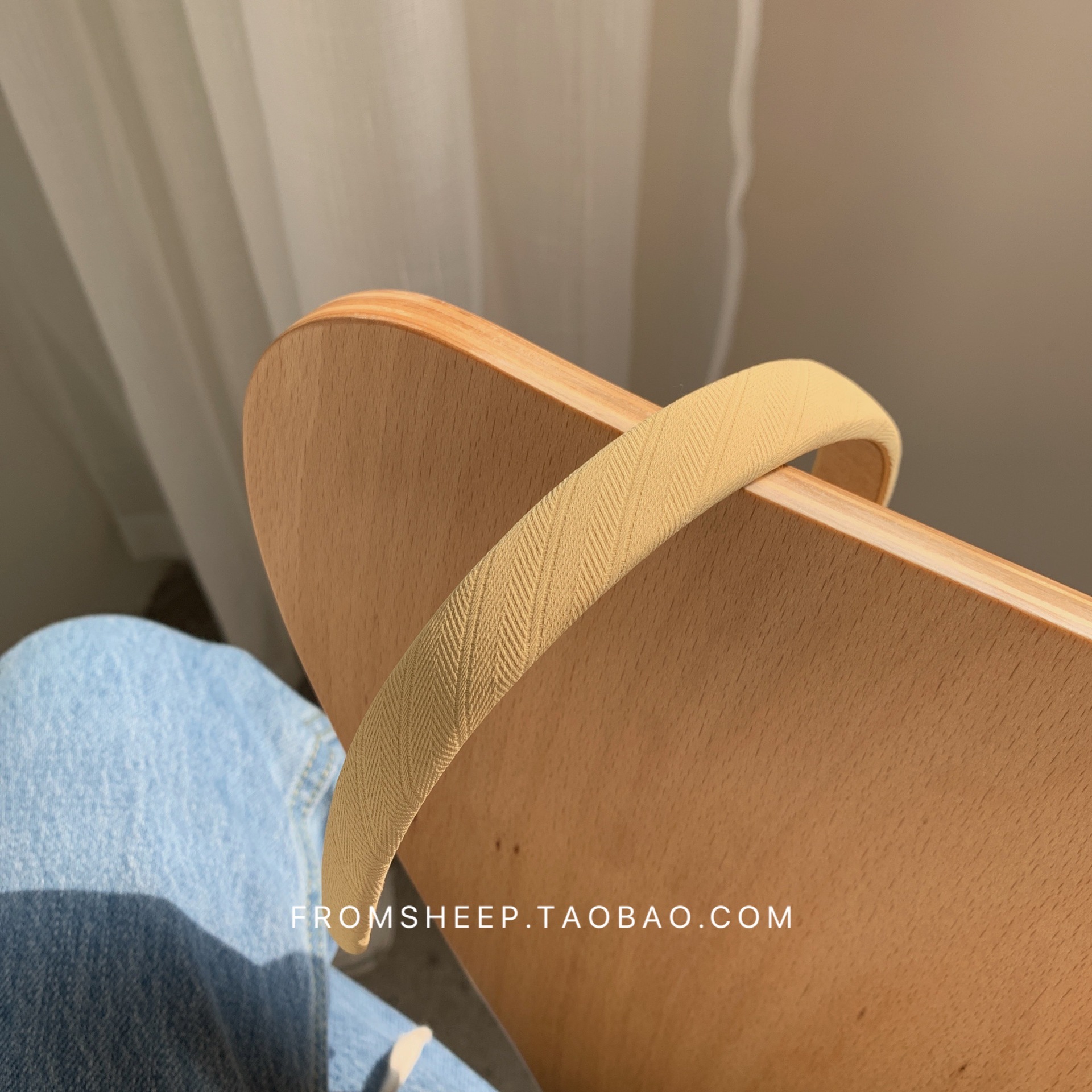 Korean-style hairbands for women in 2025 are trendy and versatile for going out. The headband is simple and elegant, and the hairpin is a popular online hair accessory with wide edges and a sweet look pic 50