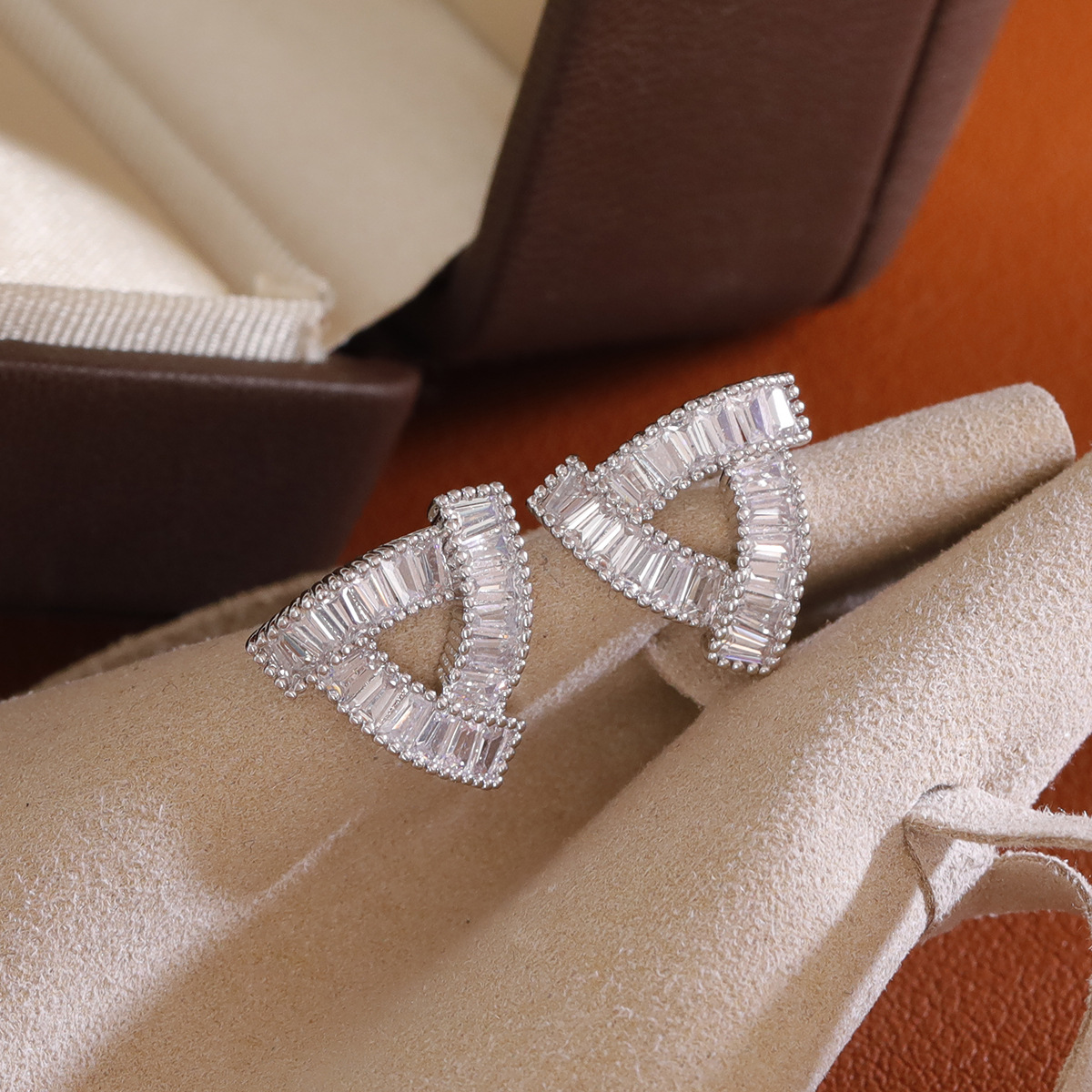 Hyacinth Super Flash Zircon hollowed-out triangular stud earrings are a light luxury and niche design for women, exuding a sense of sophistication and sophistication for commuting. They are exquisite and versatile earrings pic 1