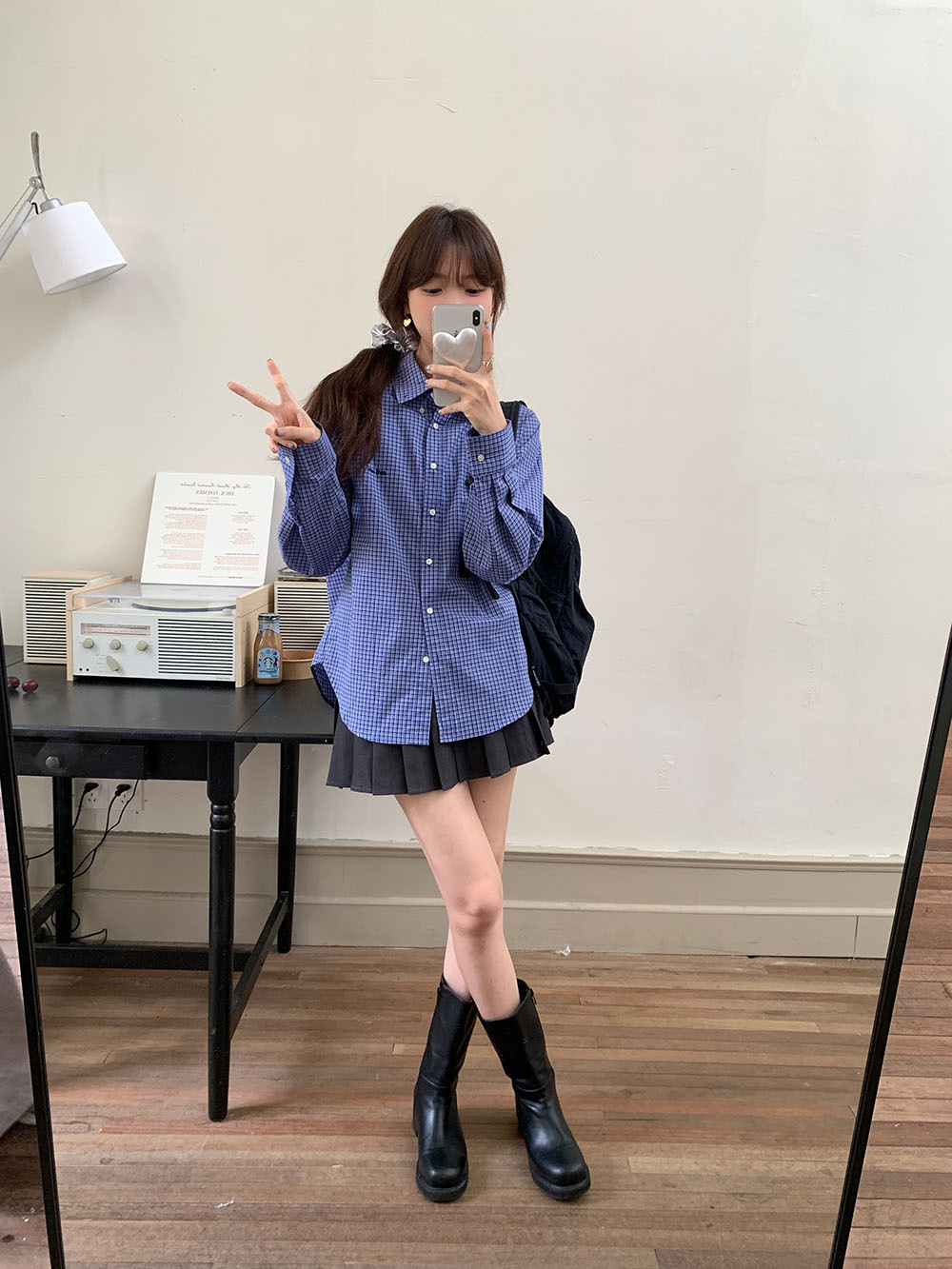 A real photo of a woman wearing a retro, fair-skinned, blue checkered, simple letter-embroidered single-breasted long-sleeved shirt on Korean Instagram in autumn pic 11