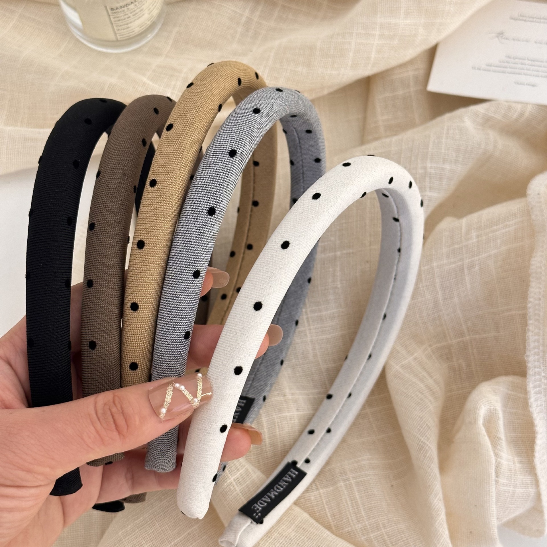 The new polka dot bow headband is a versatile Korean-style pleated hair accessory for women. It features a high top of the head with pressure and ruffled edges. The headwear is simple and elegant pic 5