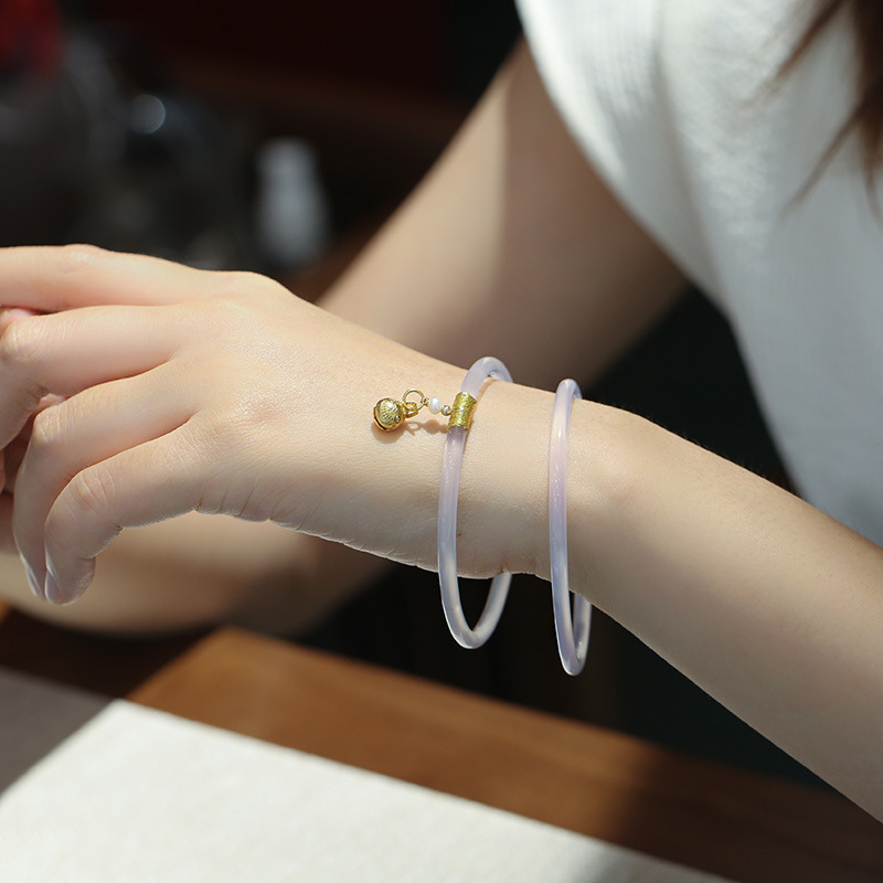 Natural chalcedony jingle bracelet, simple and elegant beauty bracelet for young girls, gold-swallowing beast pendant, fine bracelet manufacturer wholesale pic 3