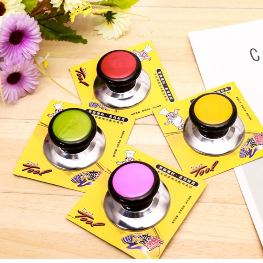 The one-yuan store offers a colorful plastic pot, a ding pot, for 1 yuan. The store uses kitchenware accessories such as plastic pot LIDS and handles pic 2