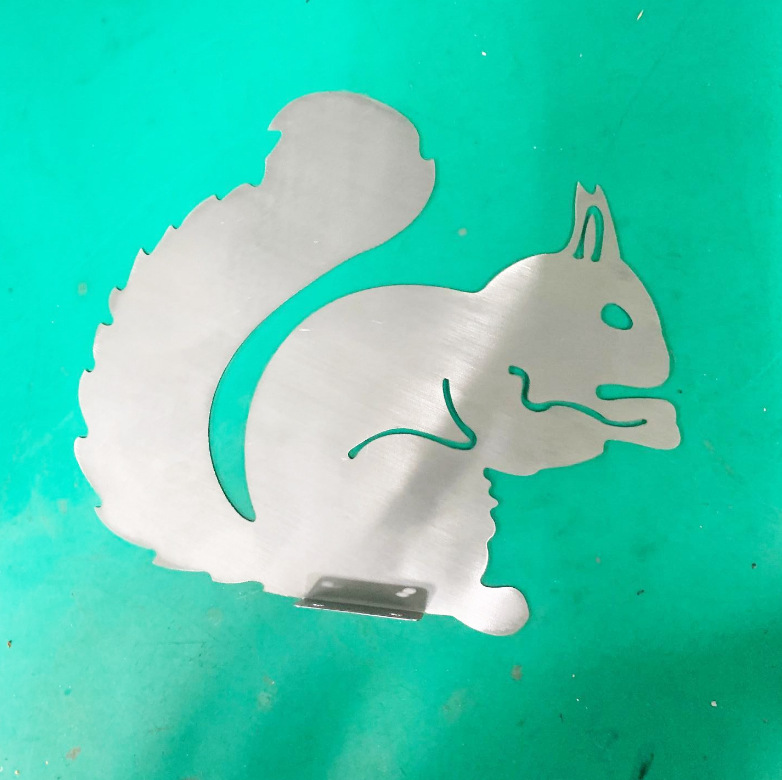 现货庭院户外生锈松鼠创意剪影摆件Rusty Squirrel Sitting Tree详情3