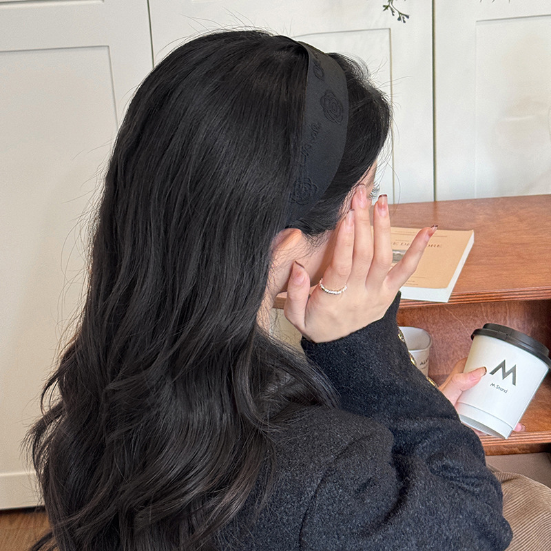 The gentle chanel-style wide-brimmed hair band exudes a feminine charm. The high top of the head is suitable for washing the face and pressing the hair. It is a versatile and high-end hair accessory for going out pic 8