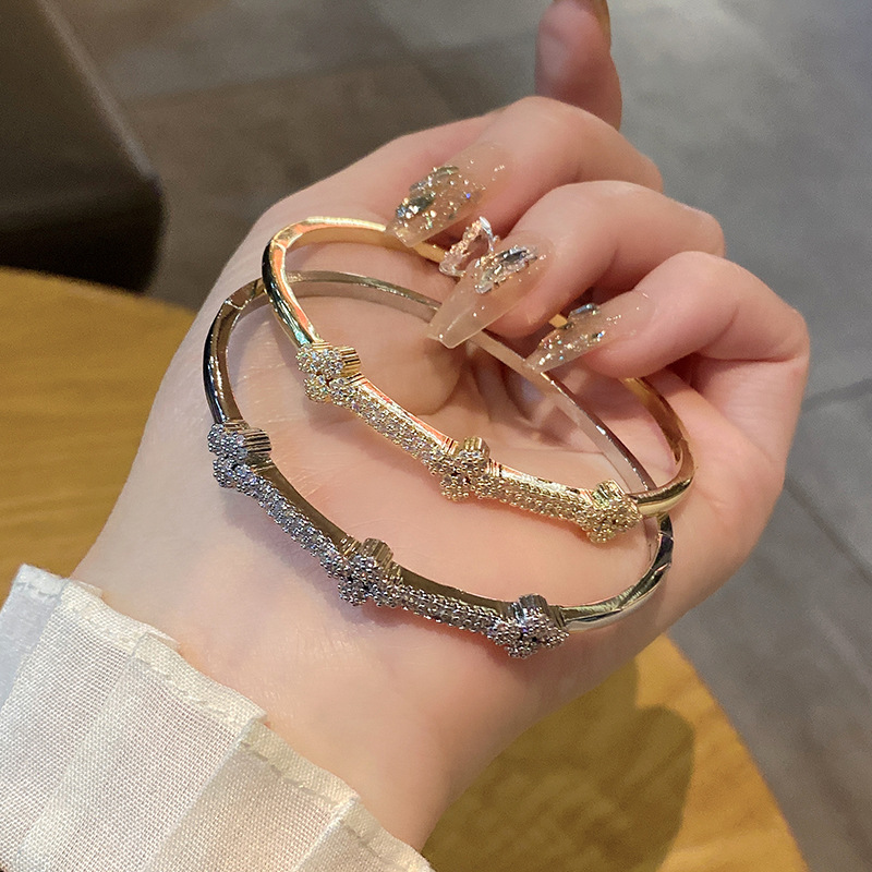 European and American cross-border fashion micro-inlaid four-leaf clover bracelet, copper material, retro trend, niche and trendy bracelet accessory, wristband pic 7