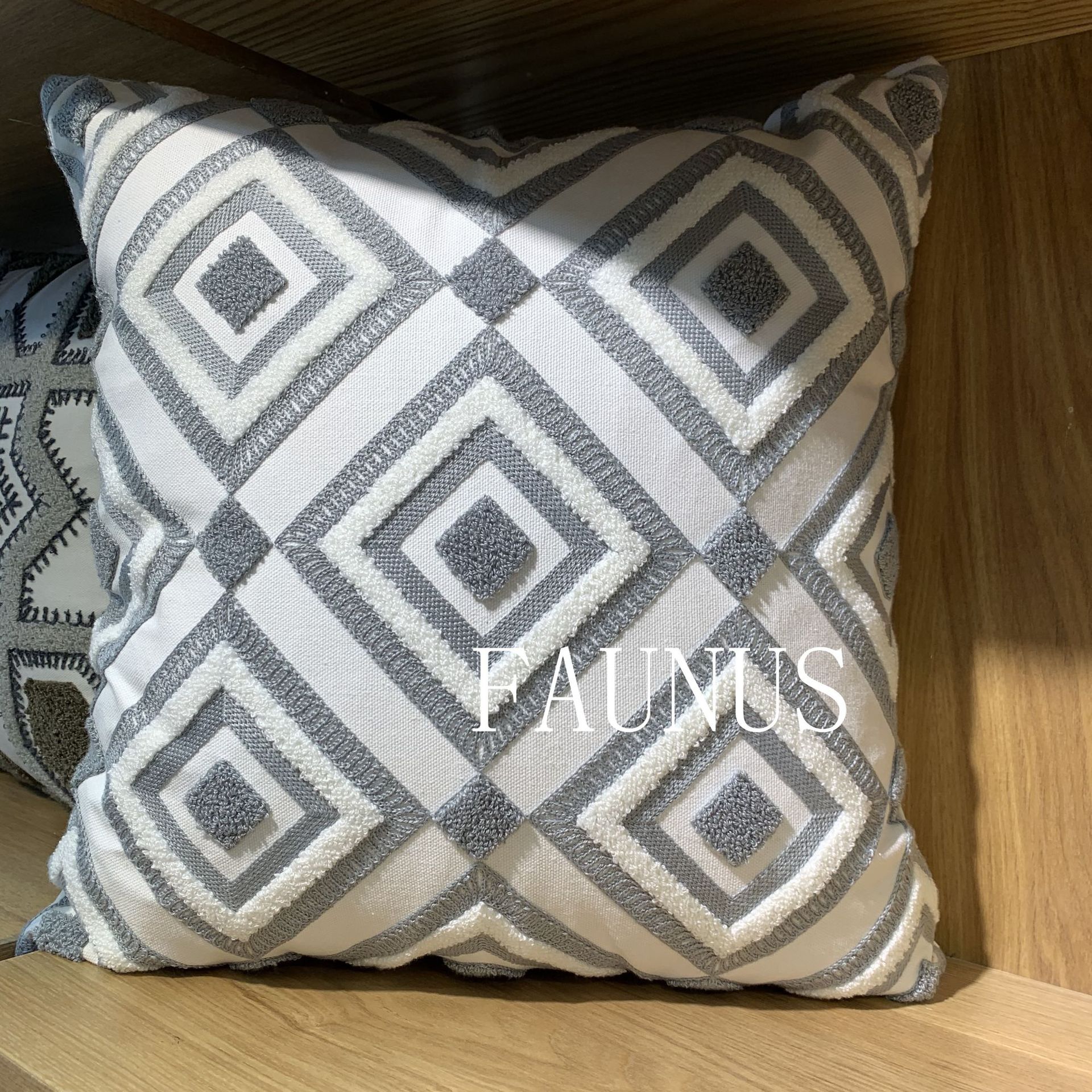 亚马逊爆款美式现代简约几何棉麻刺绣沙发抱枕绣花抱枕套
跨境详情12