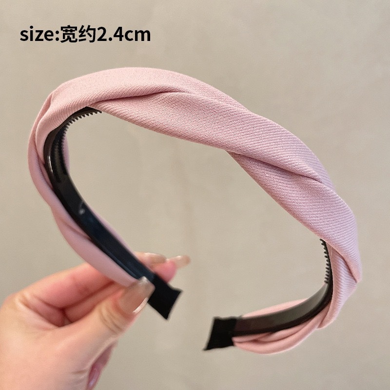 In the summer of 2025, a simple black hair band with a high top of the head is perfect for women. It is a versatile headband that can help press the hair and prevent slipping. It is also a hair tie and headwear pic 10