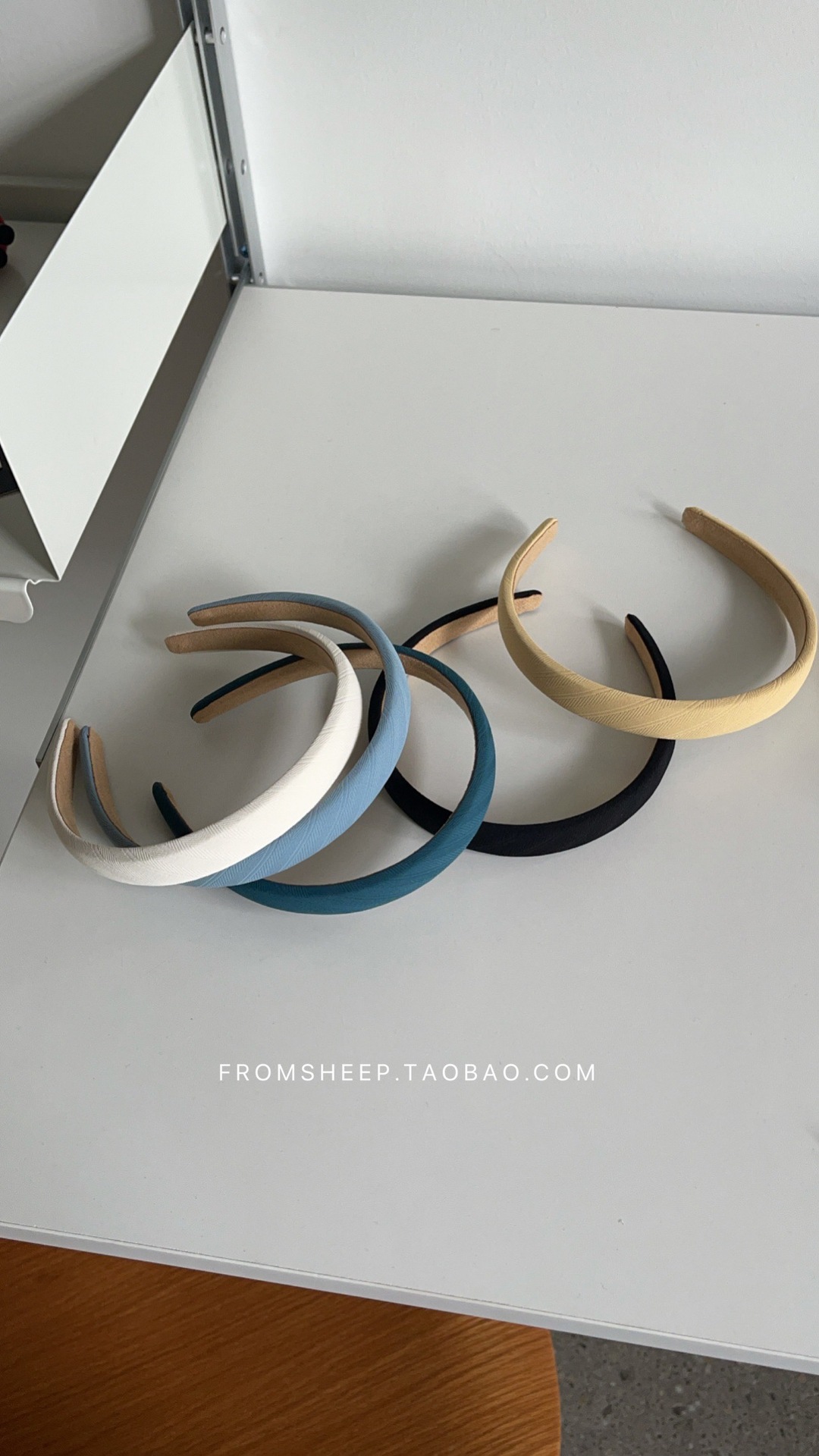 Korean-style hairbands for women in 2025 are trendy and versatile for going out. The headband is simple and elegant, and the hairpin is a popular online hair accessory with wide edges and a sweet look pic 61