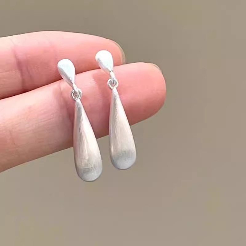 The popular frosted brushed teardrop-shaped earrings on Xiaohongshu are a light luxury, niche, high-end, simple and elegant stud earrings for women pic 9