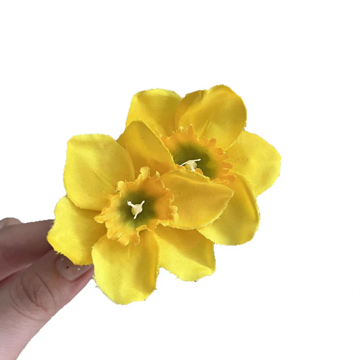 The forest-themed yellow flower hairpin at the back of the head is sweet and fresh. The hair is styled in a small and neat style. The side of the bangs is styled in a trendy way pic 17