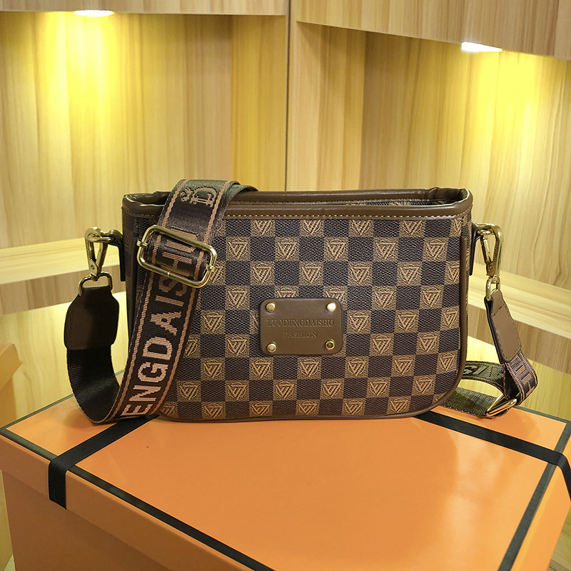 时尚宽肩带女包2023新款百搭字母印花潮流腋下包高级感气质单肩包详情12