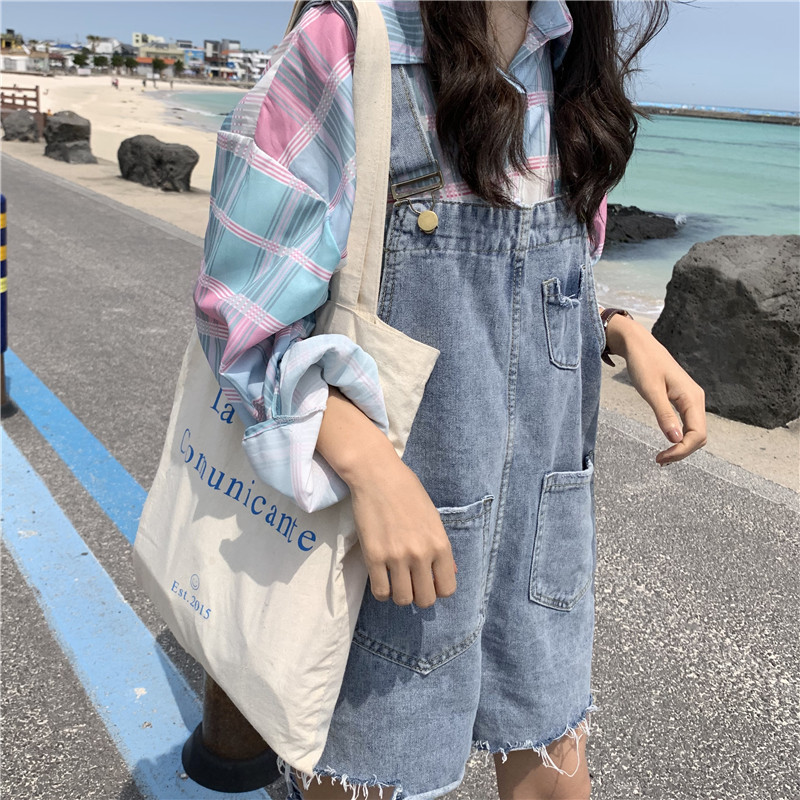 The new light-colored denim overalls for women in summer are super popular among Internet celebrities. The loose, rolled-up wide-leg pants are trendy and make you look younger pic 6