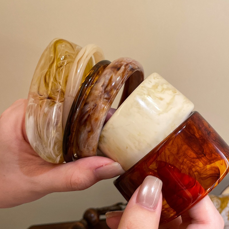 Wide-edge acrylic acetate bracelet, a retro ins-style, niche design for women, is a versatile accessory for students and best friends pic 6