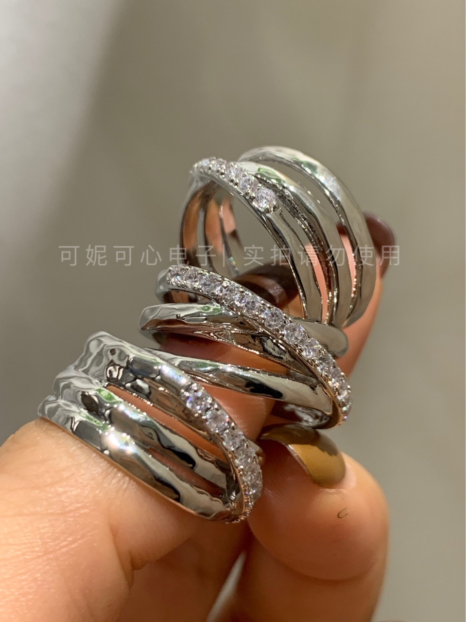 Q闪闪发光的戒指多圈的银色圆圈戒有点小细节的闭口戒指女款K8/5详情4