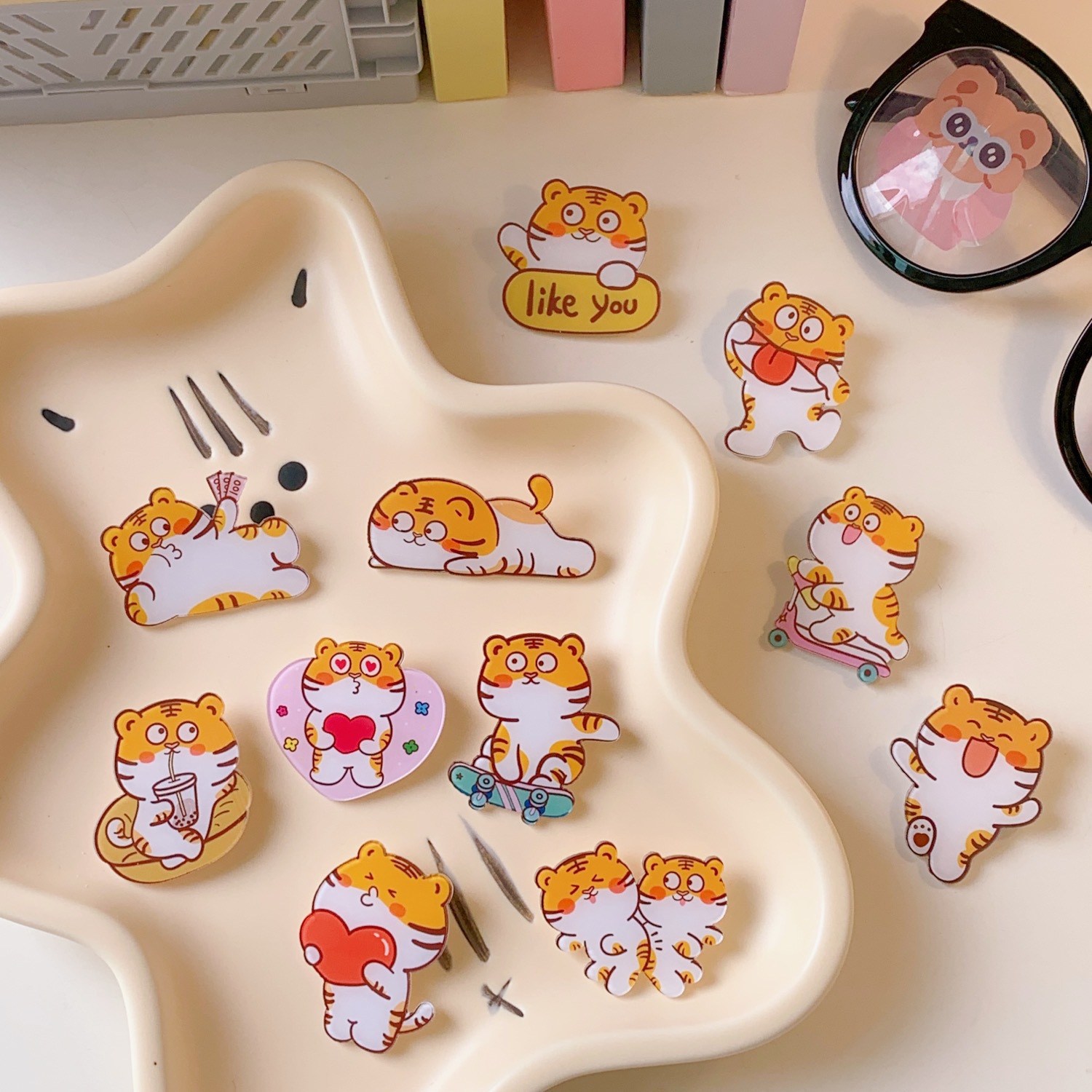 ins风潮可爱甜美小老虎亚克力胸针包包服装装饰配饰卡通创意徽章详情15