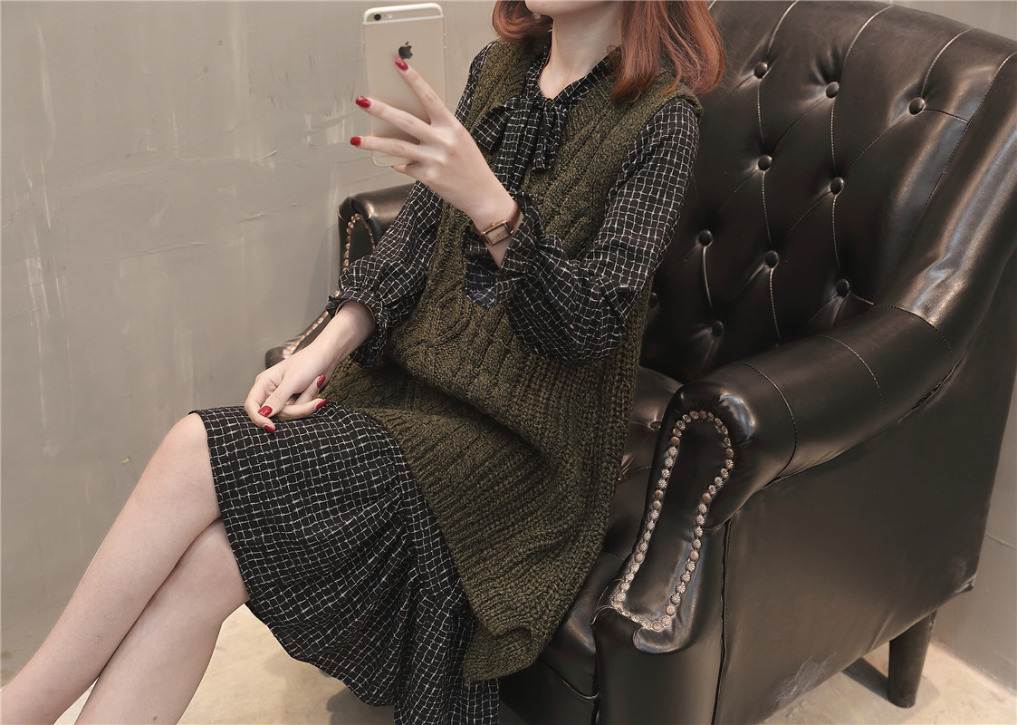 A new and stylish spring outfit for plus-size women, featuring a loose sweater, tank top and skirt that accentuates your figure pic 19