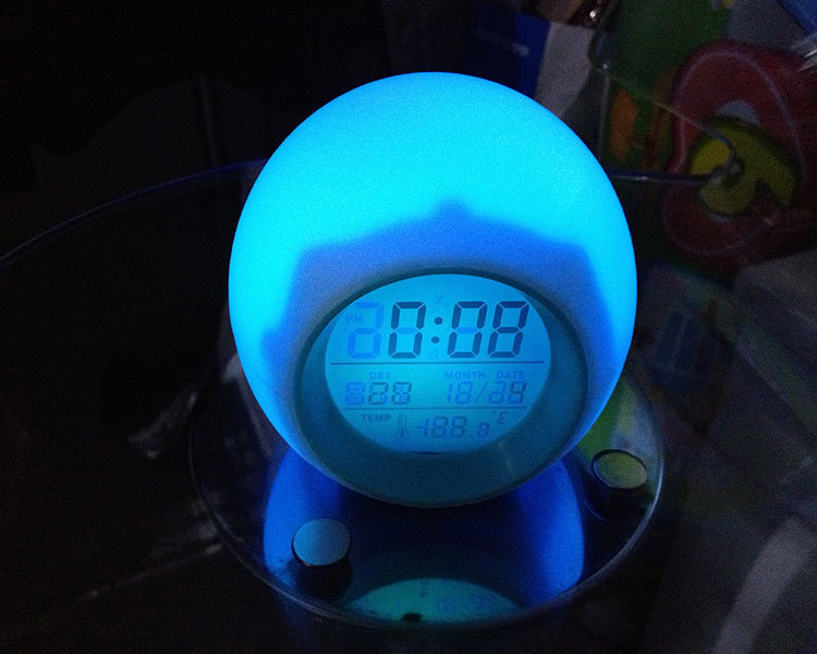 创意球形闹钟 七彩发光自然声闹钟 圆形万年历床头懒人唤醒闹钟详情2