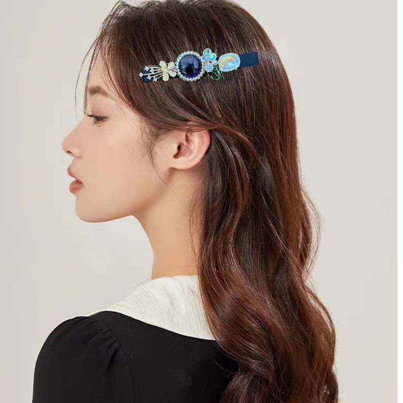 Black rhinestone velvet bangs clip with a high-end look, side clip with a duckbill clip and a small Chanel style, pearl rhinestone hair clip at the back of the head pic 23