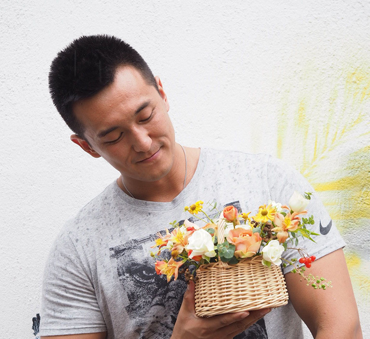 A simple Korean-style hand-woven flower basket with a waterproof bag for the Qixi Festival, a flower arrangement, and a hand-woven willow basket pic 8