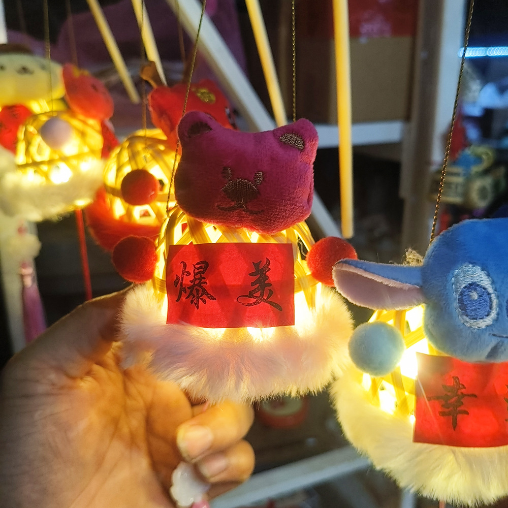 Lantern stalls with ancient-style plush toys and bamboo weaving that glow are also popular tourist attractions. Hand-held lanterns, Mid-Autumn Festival small lanterns, Mid-Autumn Festival little rabbits, and small maneki Neko pendants pic 22