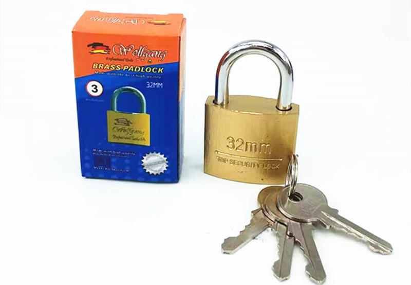 Factory direct sales of 32mm imitation copper padlocks with three keys, student locks, and hanging door locks. Wholesale two-yuan store supply pic 4