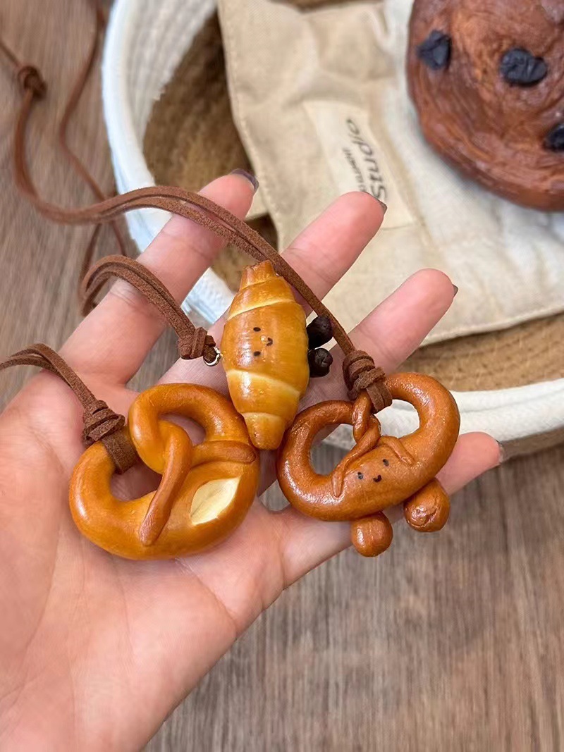 手工碱水面包吊坠挂脖项链可颂扭结贝果包包装饰挂件鹿皮绳毛衣链详情4