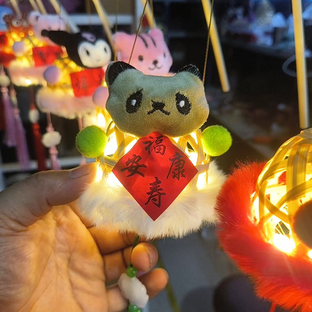 Lantern stalls with ancient-style plush toys and bamboo weaving that glow are also popular tourist attractions. Hand-held lanterns, Mid-Autumn Festival small lanterns, Mid-Autumn Festival little rabbits, and small maneki Neko pendants pic 19