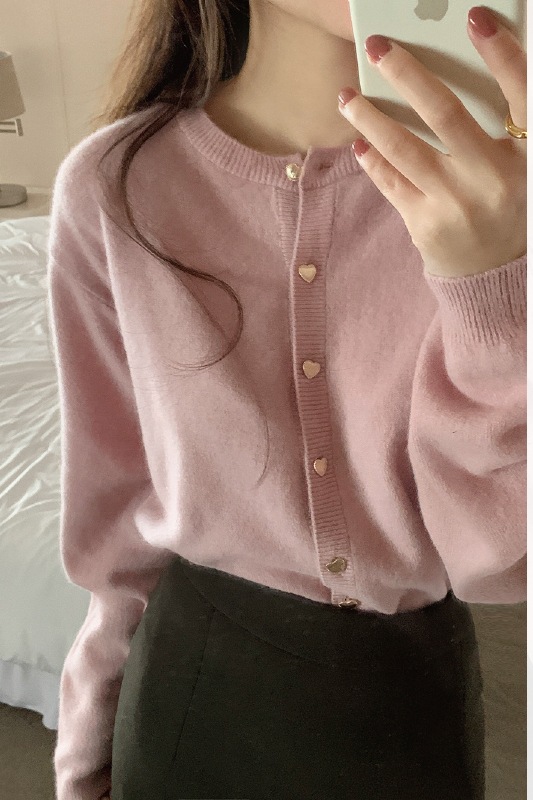 A gentle pink sweater with heart-shaped buttons for women in the spring and autumn of 2022, paired with a loose and sweet knitted cardigan jacket pic 25