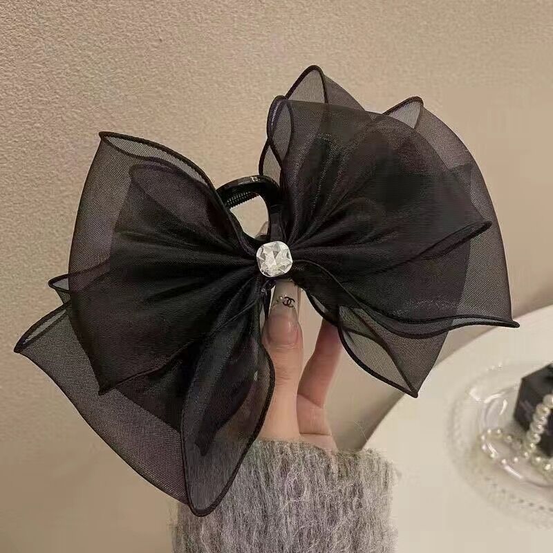 The princess on the run wears a black double-sided large bow hairpin, a shark clip, and a high-end hairpin at the back of her head pic 5