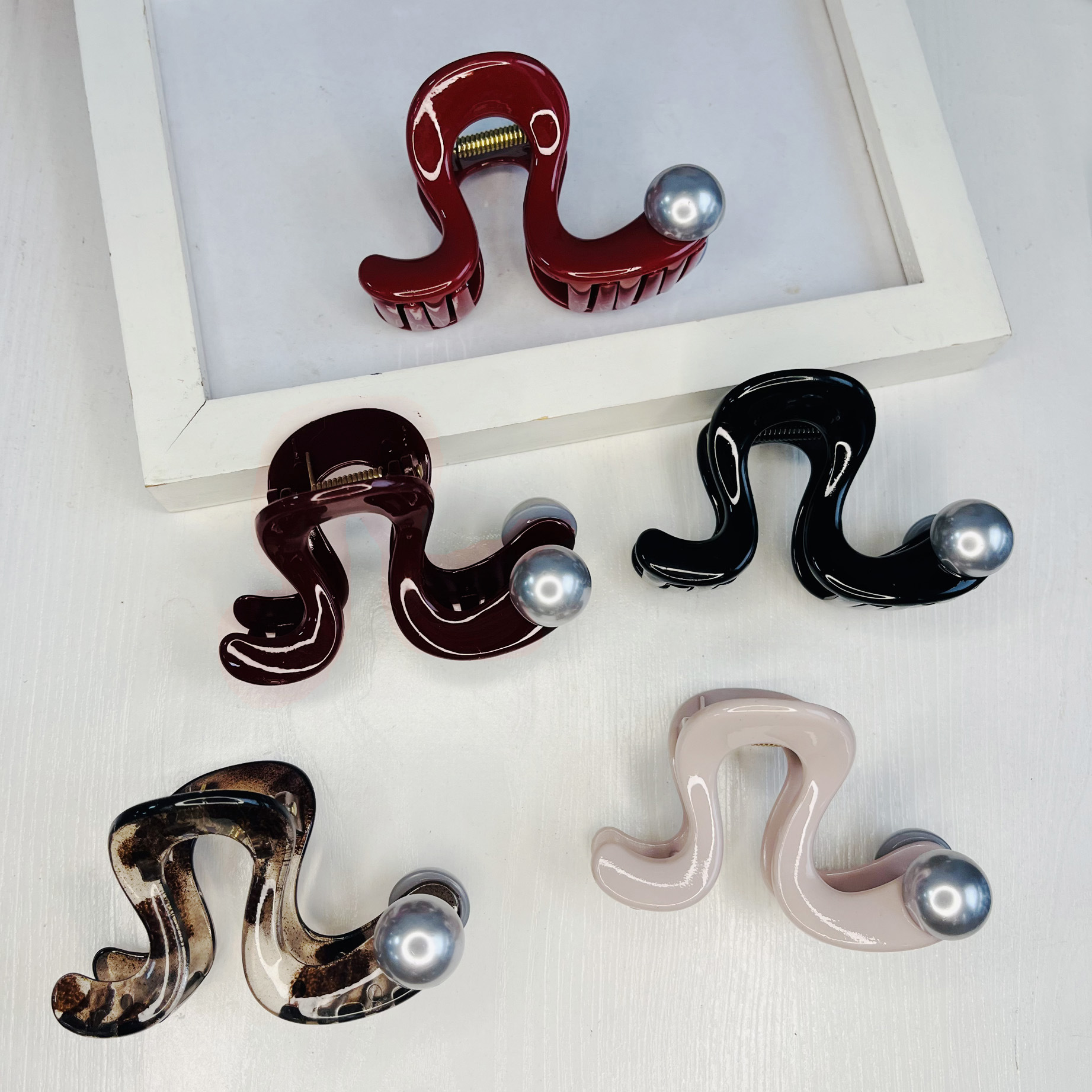 The 2025 National Trend series hairpins feature a niche design with geometric leopard print pearl hairpins, exuding a feminine and high-end charm. They are medium-sized semi-clip headwear pic 6