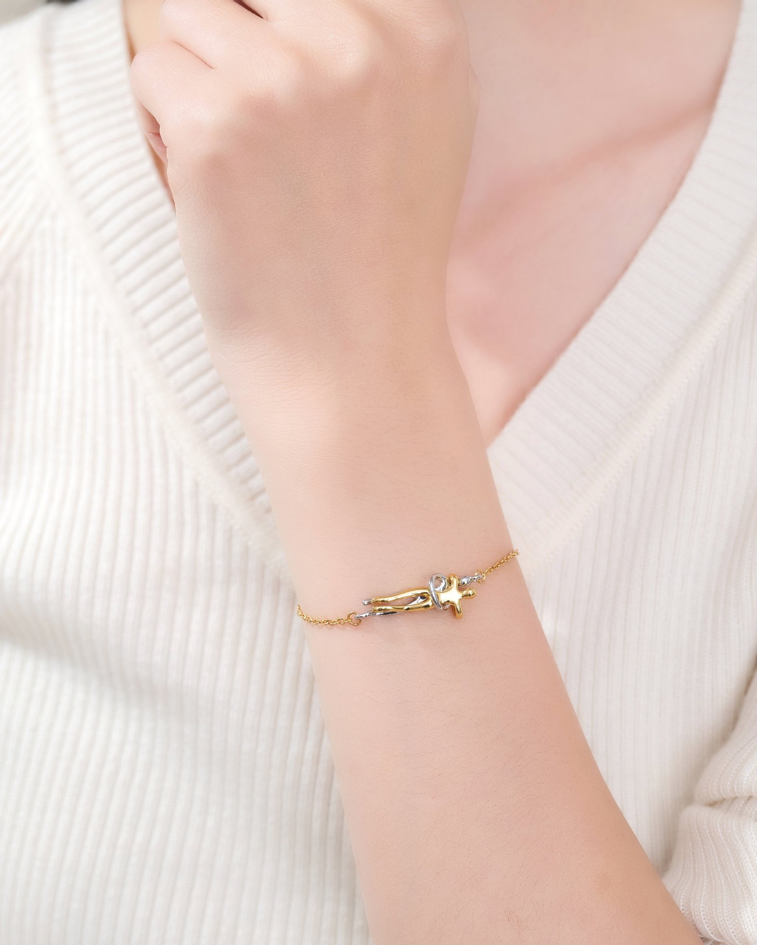 Cross-border best-selling couple embrace necklace, romantic man and woman embrace emotional expression, collarbone pendant necklace jewelry wholesale pic 15